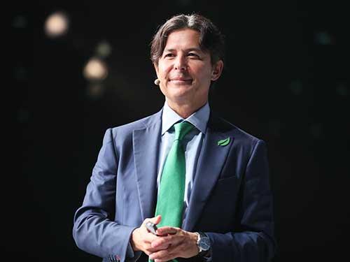 スピーチするシャクリー・グローバル・グループのロジャー・バーネット取締役代表執行役会長・社長兼ＣＥＯ